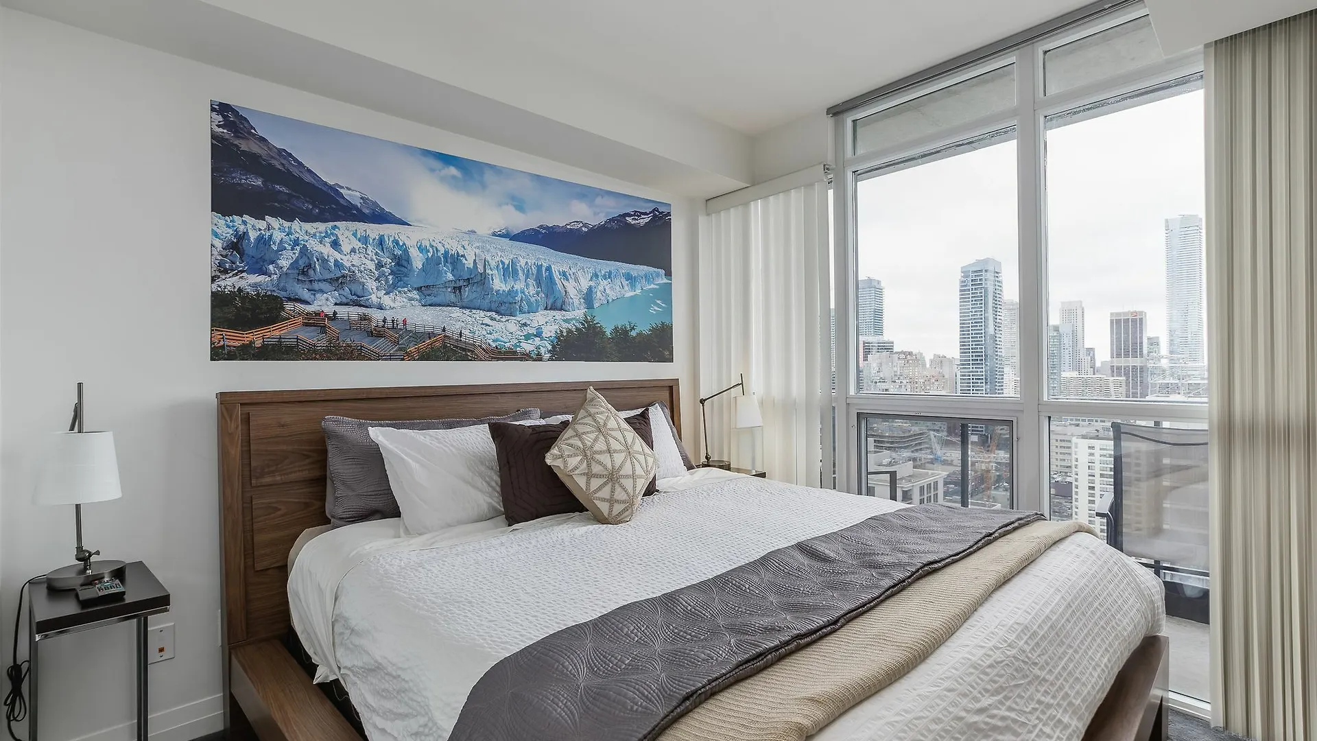 Quickstay - Incredible Downtown Condo Toronto Hotel